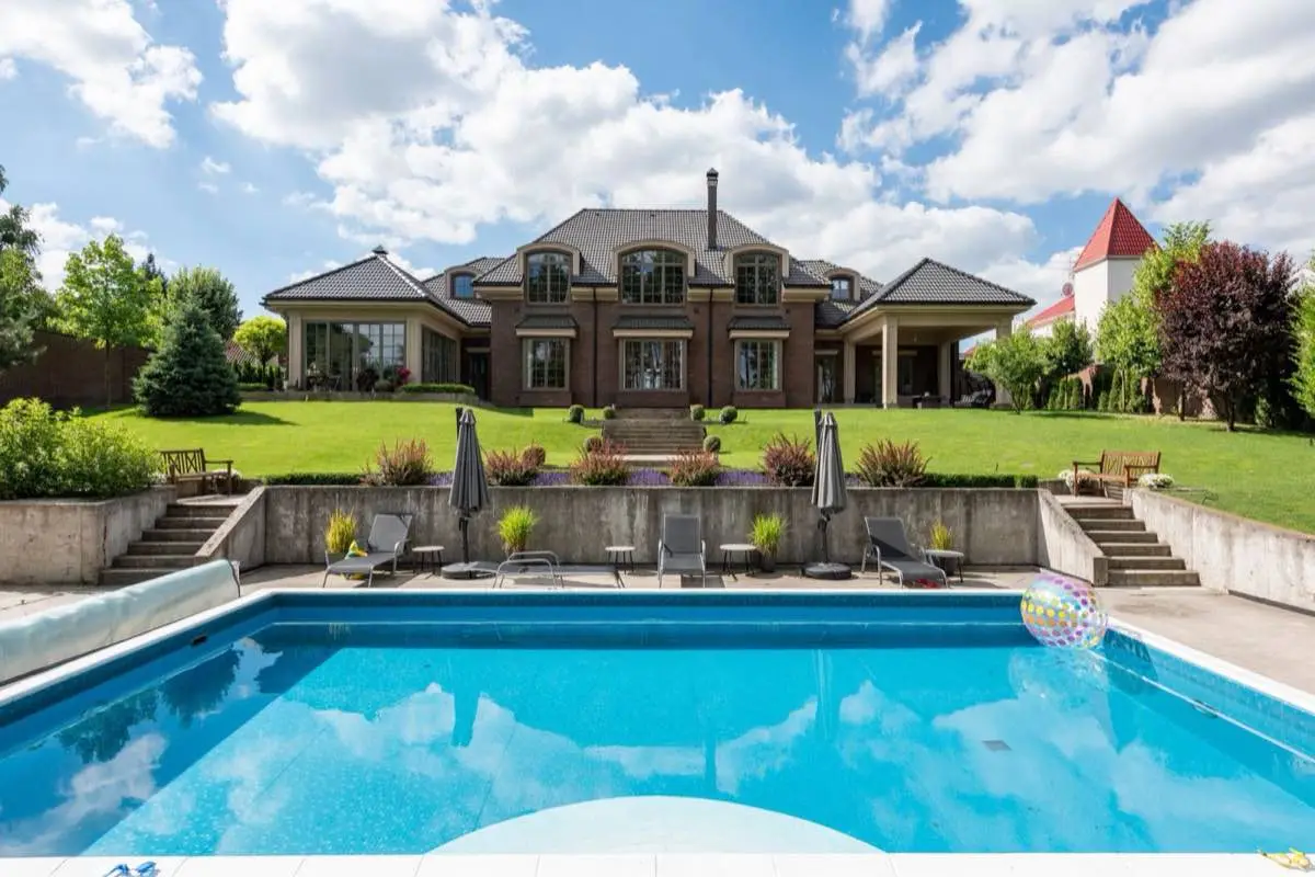 Weekly Pool Cleaning & Service in Corona, CA